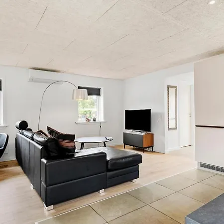 בית נופש 3 Bedroom Beautiful In Tarm